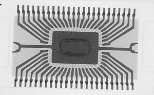 Um die EEPROM-Daten von gesicherten MCU-PIC18F8520 zu extrahieren, muss man sich zunächst Zugang zum Speicher des Mikrocontrollers verschaffen. Dies kann das Knacken oder Entsperren der Sicherheitsmechanismen des Chips beinhalten, was das Entschlüsseln oder Dekodieren der im Flash oder EEPROM gespeicherten Firmware umfassen kann. Fortschrittliche Techniken wie das Reverse Engineering der Binärdatei oder das Replizieren des Quellcodes werden häufig eingesetzt, um diese Schutzmaßnahmen zu umgehen.