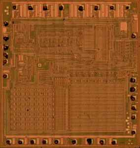 Um dos primeiros passos na recuperação de dados EEPROM bloqueados é tentar desencapsular o MCU PIC18F8410, removendo as camadas protetoras ao redor do chip para obter acesso físico. Uma vez exposto, os especialistas podem usar ferramentas especializadas para despejar a memória e extrair os dados binários. Se o firmware estiver criptografado ou bloqueado, pode ser necessário descriptografá-lo ou decodificá-lo para torná-lo utilizável. Técnicas de engenharia reversa são frequentemente empregadas para analisar o código-fonte ou firmware armazenado no microprocessador protegido PIC18F8410 EEPROM, ajudando os hackers a replicar ou clonar a funcionalidade do microcontrolador.