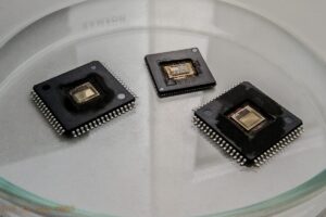 Um das Programm des Microchip PIC16F1703 in Hexadezimalform zu extrahieren, sind tiefgreifende Kenntnisse über eingebettete Systeme und verschiedene Entschlüsselungsmethoden erforderlich. Der Mikrocontroller PIC16F1703 enthält häufig wichtige Firmware und Quellcode in seinem EEPROM oder Flash-Speicher, sodass es eine Herausforderung ist, dessen Inhalt zu knacken oder zu entschlüsseln, ohne Datenverlust zu verursachen. Wenn man versucht, Hexadezimalcode aus diesem Mikrocontroller zu extrahieren, muss man darauf achten, das binäre Datenformat zu verwalten, in dem wichtige Programmbefehle gespeichert sind.