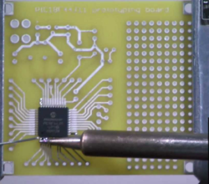 Lesen Sie das PIC18F44J11-gesicherte Mikrocontroller-Flash-Speicherprogramm und die EEPROM-Speicherdaten aus dem Original-Mikroprozessor PIC18F44J11, nachdem Sie das verschlüsselte Sicherungsbit der MCU PIC18F44J11 geknackt und den Ausleseschutz über dem Chip aufgehoben haben, und stellen Sie die eingebettete Firmware der Binärdatei oder des Heximal-Quellcodes wieder her.